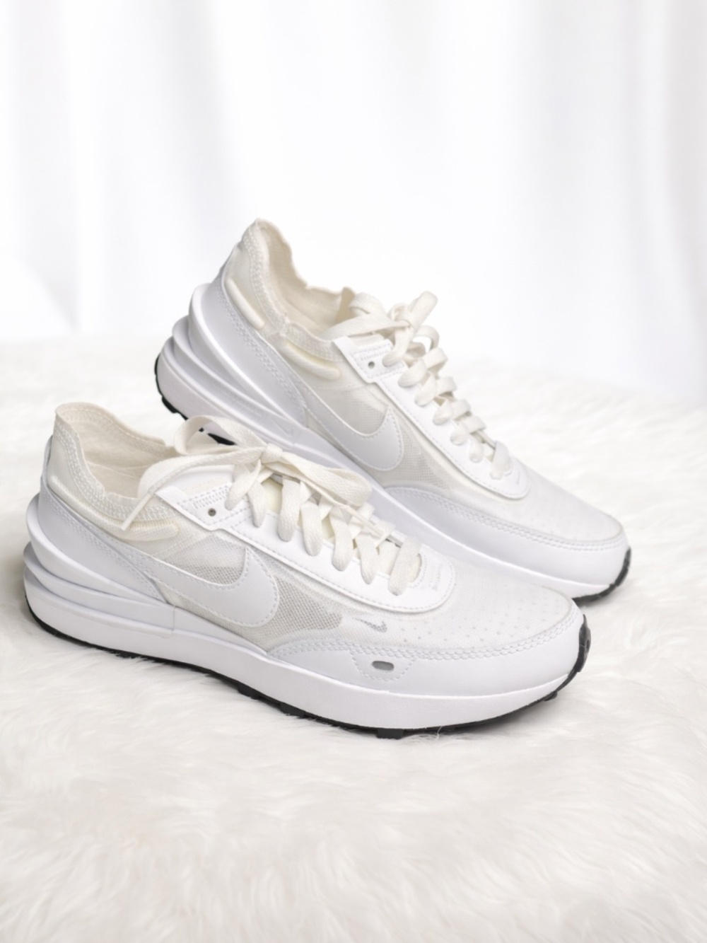 título: “white Nike waffle,  Women’s 8.5 Like New Lightweight Casual Shoes